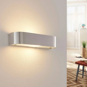 Moderne Lindby LED-Wandleuchte Nika aus Alu für indirekte Beleuchtung im Schlafzimmer.