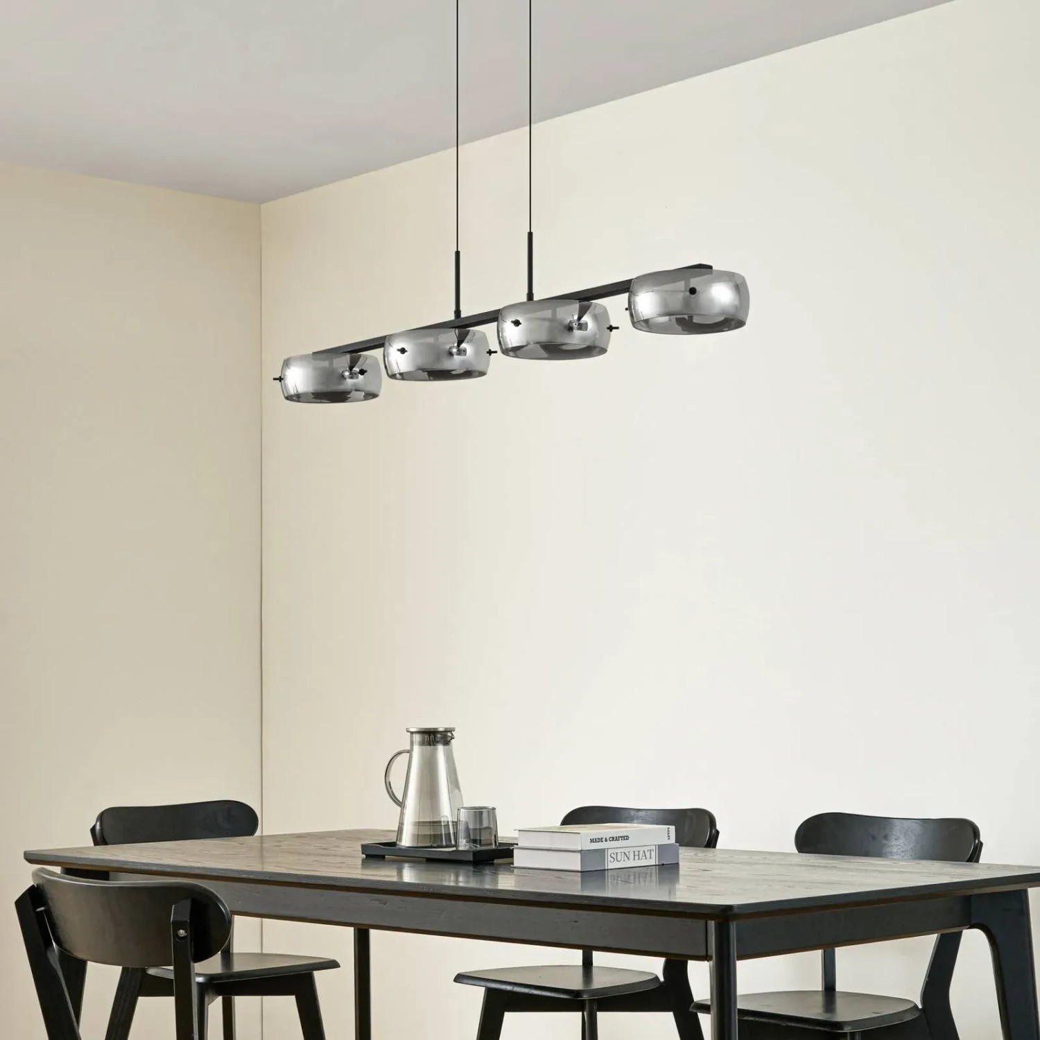 Moderne, dimmbare LED Pendelleuchte Martis, 4-flammig, schwarz, aus Glas für Wohnzimmer.
