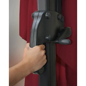 Detailaufnahme: Hand bedient Kurbelmechanismus des bordeauxroten MCW Ampelschirm A96.