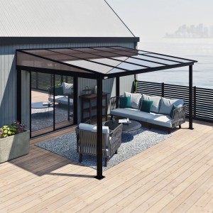 Sojag Terrassenüberdachung St. Barth, anthrazit, 296x424 cm, mit Möbeln auf einer Holzterrasse.