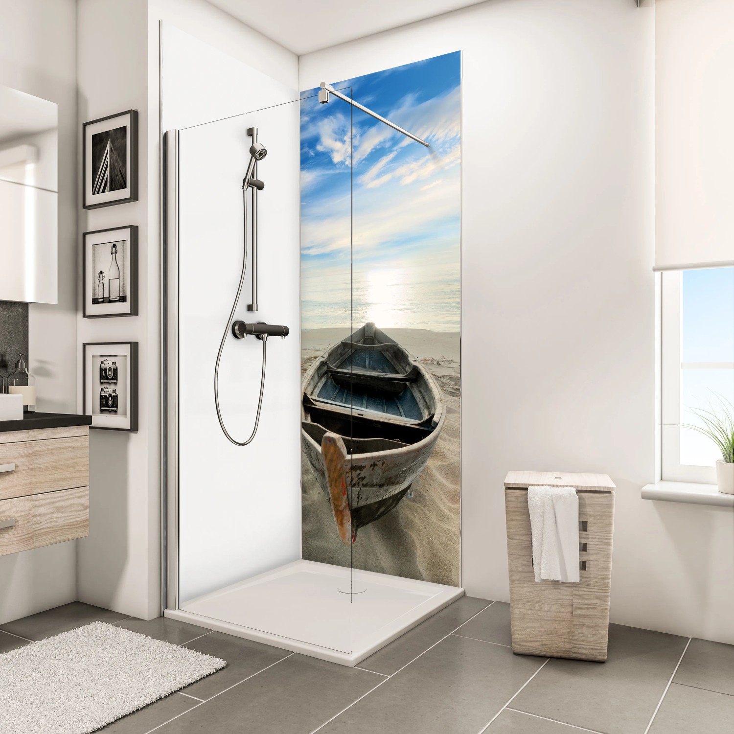 Schulte Duschrückwand mit Ruderboot-Motiv am Strand in moderner Badszene.