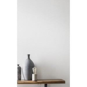 Weiße Rasch Vliestapete Wallton mit grober Struktur an Wand, kombiniert mit Deko-Elementen.