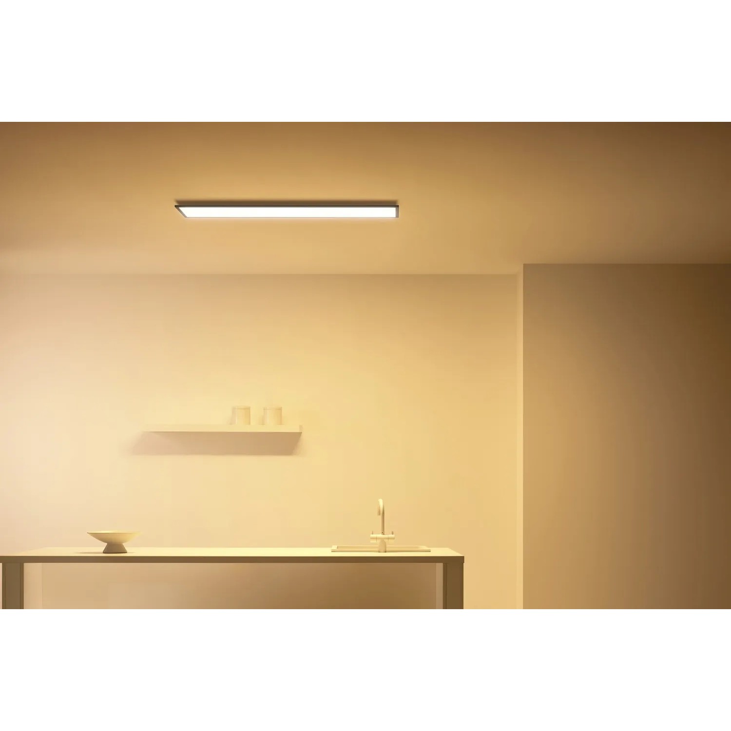 Rechteckiges, schwarzes WiZ LED-Panel (119,5x29,5cm) an Zimmerdecke.