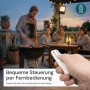 LUXULA LED Solarstrahler mit Fernbedienung bei Grillparty im Garten.