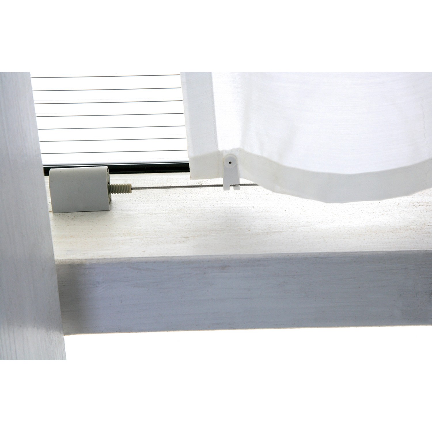 Detailaufnahme: Weißes Sonnensegel mit Befestigung für Skan Holz Terrassenüberdachung.