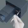 Hand setzt kompakte Wera Bit-Ratsche mit Bit in das blaue Tool-Check Combi 1 Werkzeugset ein. Perfekt für Schraubarbeiten.
