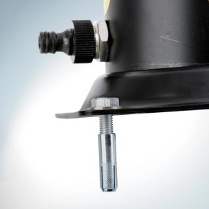 Detailaufnahme der Montage der Gre PVC-Solardusche mit Schraube und Dübel.