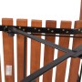 Detailansicht Gartenmöbel-Set Wien: Teakholz-Rückenlehne mit schwarzem Metallgestell.