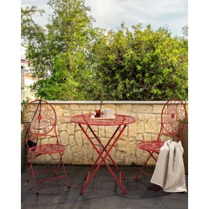 Roter Beliani Gartenstuhl (47x40x94) mit Tisch auf Balkon/Terrasse. Klappbare Bistro-Möbel im Retro-Stil.