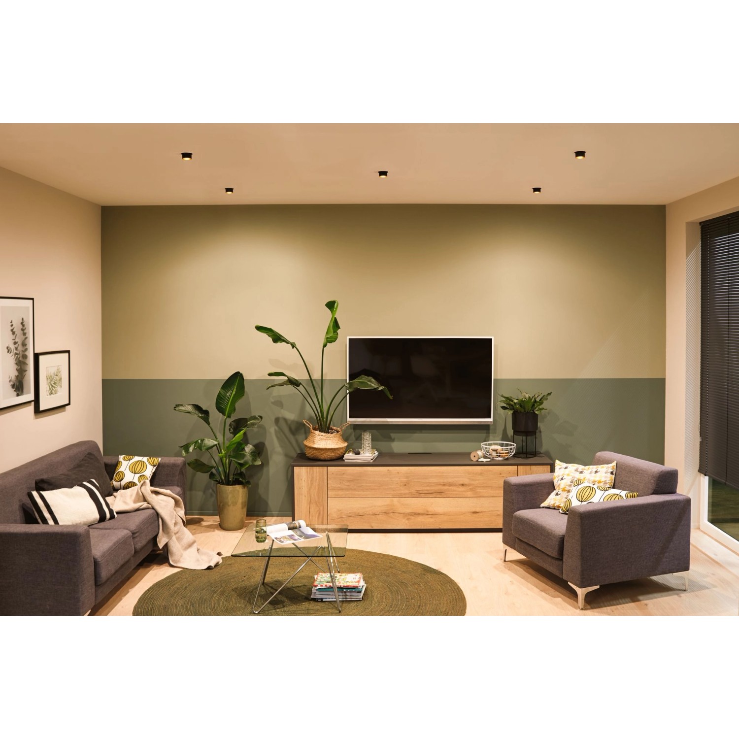 Wohnzimmer mit 3er Set LED Einbauleuchten Gil Coin, schwarz-gold, warmweißes Licht.