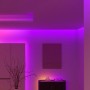 Ambiente mit Philips Hue Lightstrip: RGBW Lichtleiste in Violett illuminiert Raum und Möbel.