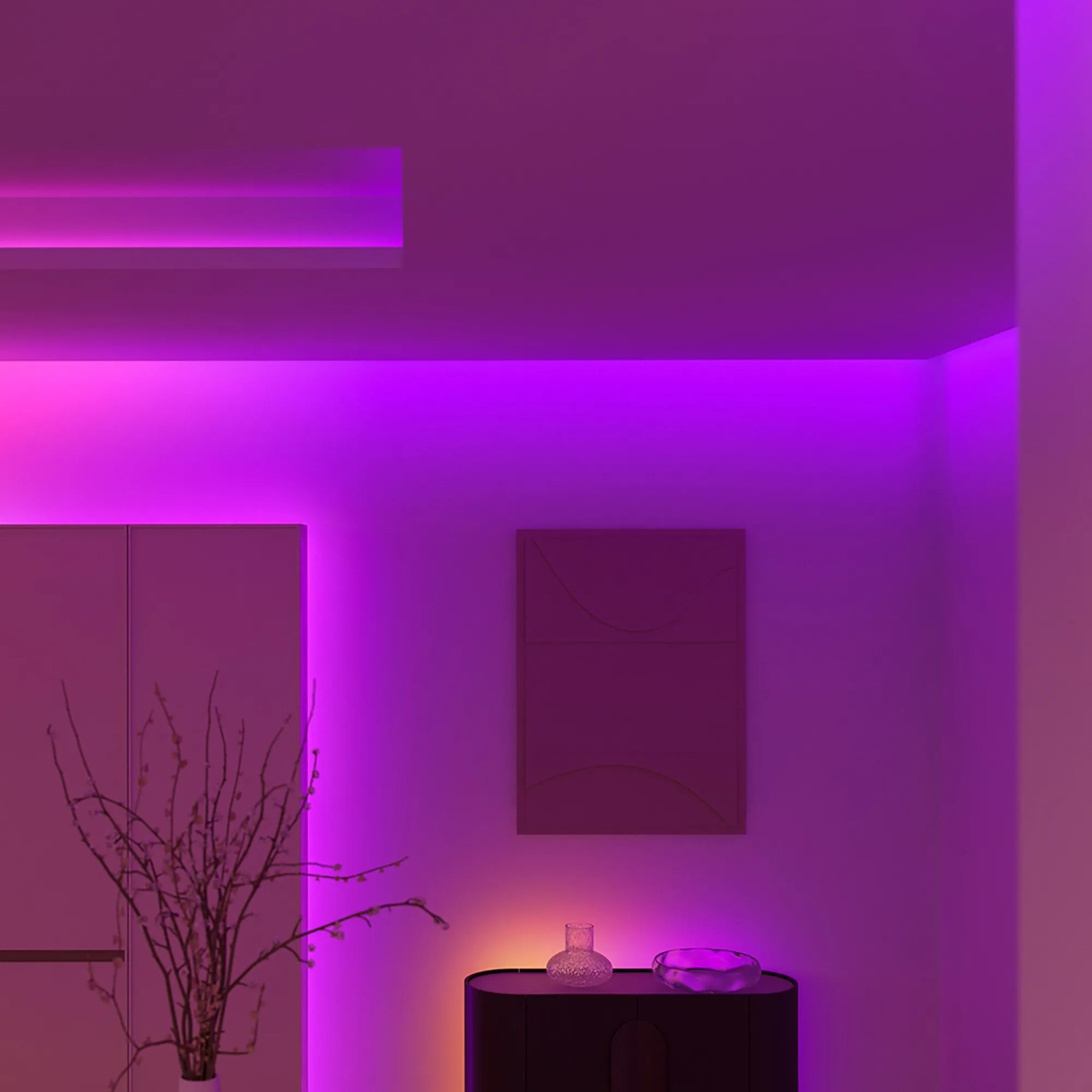 Ambiente mit Philips Hue Lightstrip: RGBW Lichtleiste in Violett illuminiert Raum und Möbel.