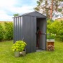 Spacemaker Metall-Gerätehaus, 1,5 m², grau, mit geöffneter Tür und Gartenzubehör im Garten.