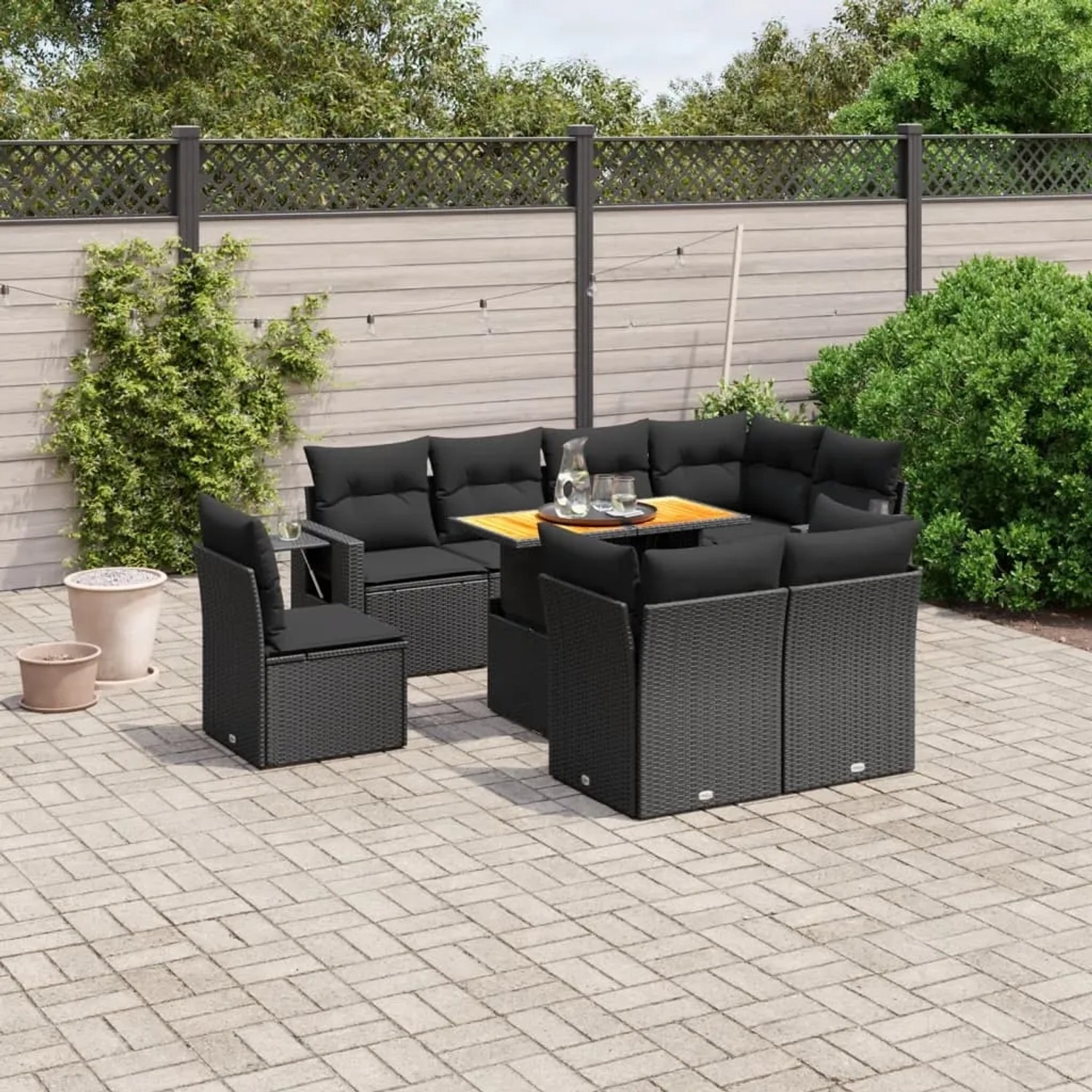 Schwarze 9-tlg. vidaXL Garten-Sofagarnitur aus Poly Rattan mit Tisch und Kissen.