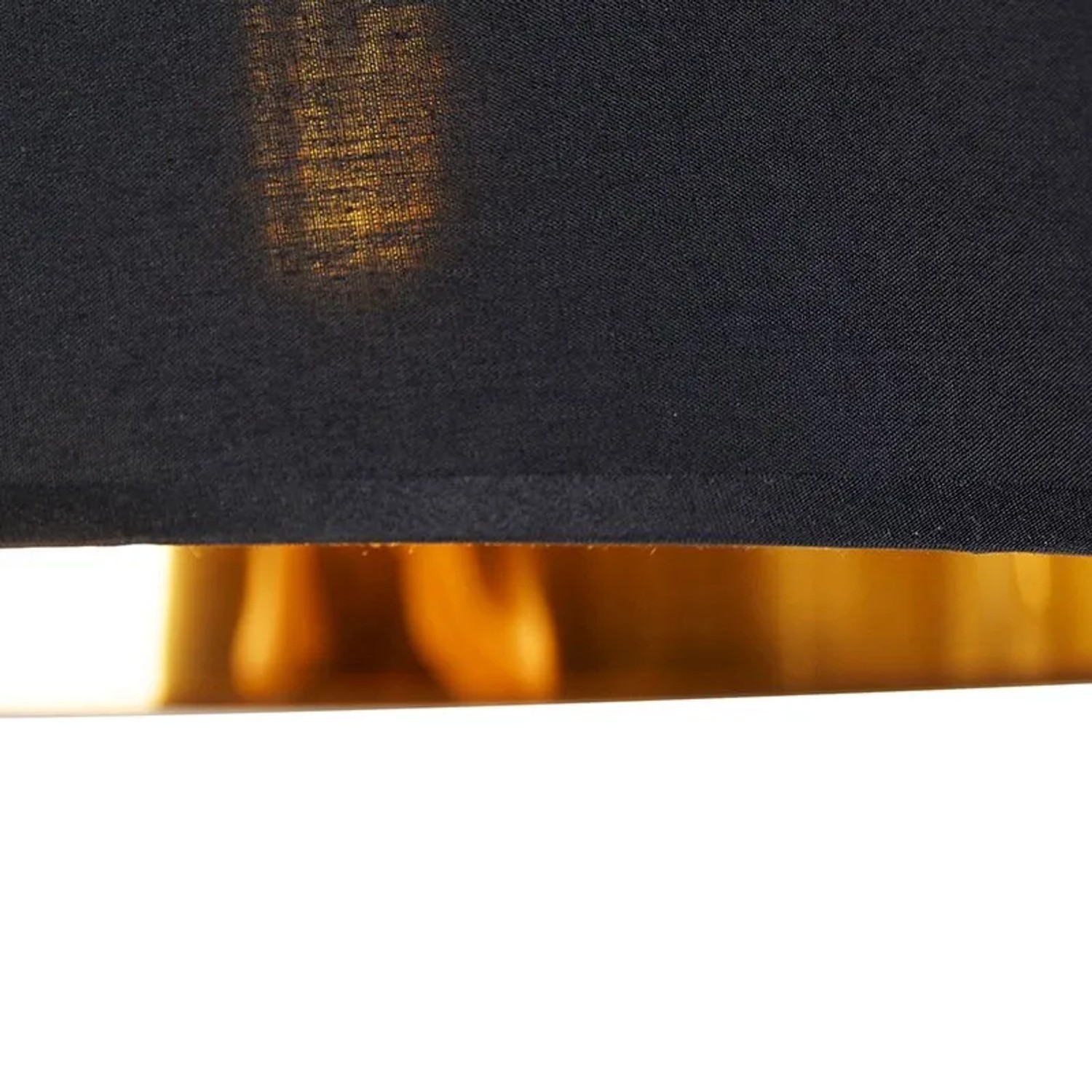Detailaufnahme: Schwarze QAZQA Bogenlampe Arc Basic mit goldenem Lampenschirm innen.