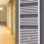 Weißer Ximax Badheizkörper Hektor (1838x600mm, 1028 Watt) an grauer Wand.