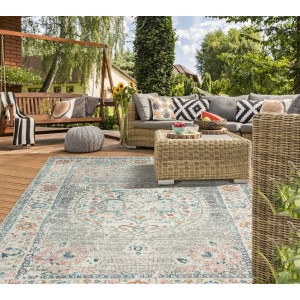 Gemusterter, grauer Floornovo Indoor & Outdoor Teppich (230x160 cm) auf einer Terrasse.