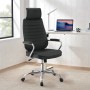 Ergonomischer, schwarzer DELUKE Bürostuhl FUGOR mit Rollen und verstellbarer Höhe vor Schreibtisch.