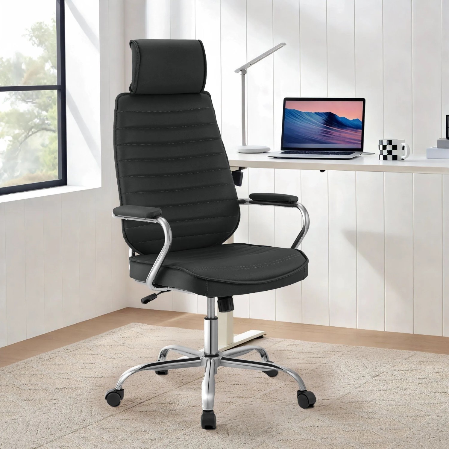 Ergonomischer, schwarzer DELUKE Bürostuhl FUGOR mit Rollen und verstellbarer Höhe vor Schreibtisch.