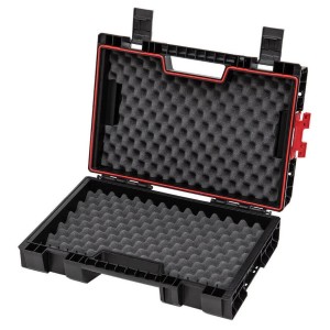 Offener, schwarzer PROREGAL QBRICK Werkzeugkasten mit Schaumstoffeinlage und roten Akzenten.