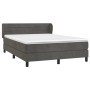 Dunkelgraues Boxspringbett 140x190 cm mit Samtbezug und Matratze.