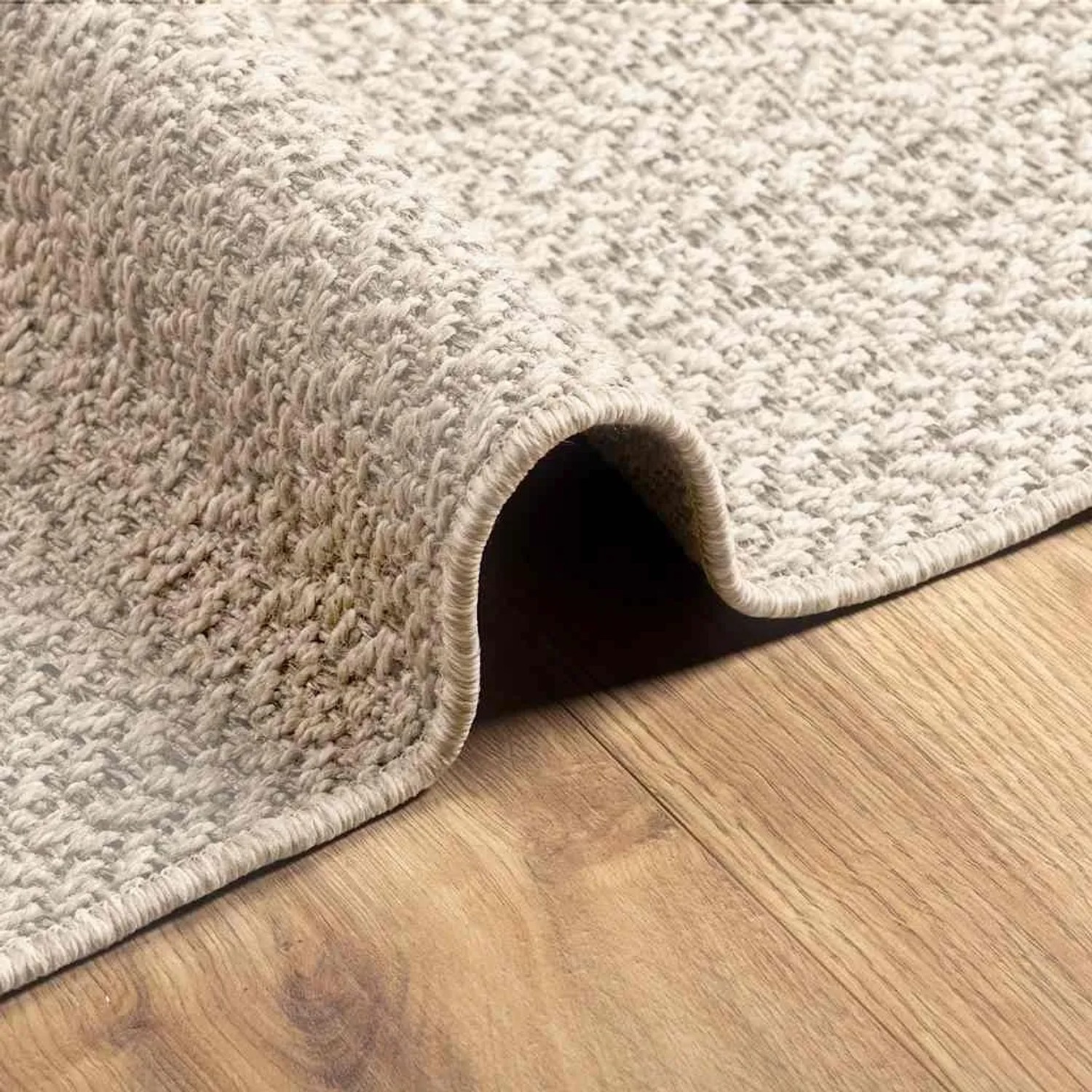 Cremefarbener vidaXL ZIZUR Outdoor-Teppich in Jute-Optik auf Holzfußboden, Nahaufnahme der Textur.