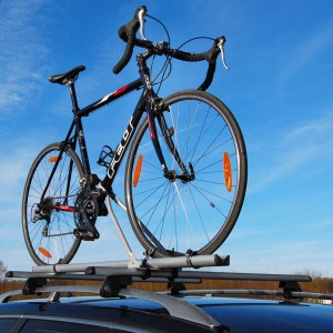 Eufab Alu Star Dach-Fahrradträger mit schwarzem Rennrad auf Auto-Dachträger montiert.