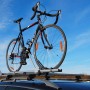 Eufab Alu Star Dach-Fahrradträger mit schwarzem Rennrad auf Auto-Dachträger montiert.