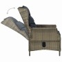 Verstellbarer, brauner vidaXL Gartensessel aus Rattan mit schwarzen Auflagen in Liegeposition.