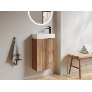 Hängender Waschbeckenunterschrank Vahira 40 cm in hellem Naturholz mit weißem Waschbecken, geriffelter Front.