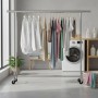 Songmics Kleiderständer mit Teleskop, silberfarben, mit Kleidung behangen.