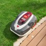 Al-Ko Robolinho 1.300 W Mähroboter auf Rasen und Holzterrasse. Automatische Rasenpflege.