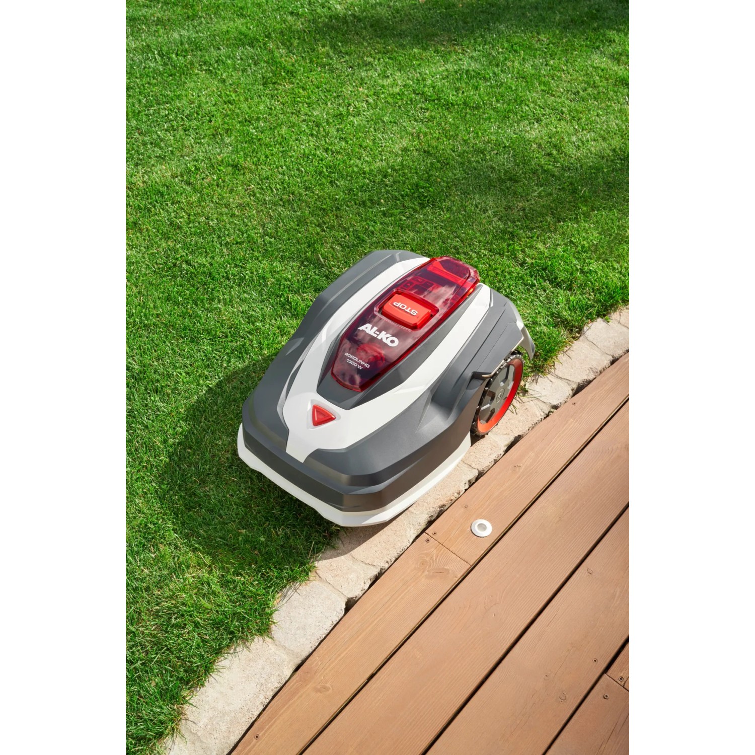 Al-Ko Robolinho 1.300 W Mähroboter auf Rasen und Holzterrasse. Automatische Rasenpflege.
