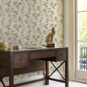 Laura Ashley Vliestapete Elderwood Natural mit Blüten-, Beeren- und Vogelmuster.