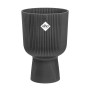 Anthrazitfarbener Elho Blumentopf Vibes Fold Coupe Ø 14 cm mit gerippter Struktur.