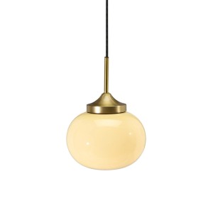 PR Home Elsy Pendelleuchte: Kleine, cremefarbene Kugel mit Messingdetails. Skandinavisches Design.