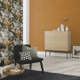 Wohnraum mit Rasch Vliestapete Tropical House 688054 Uni Cognac an der Wand.