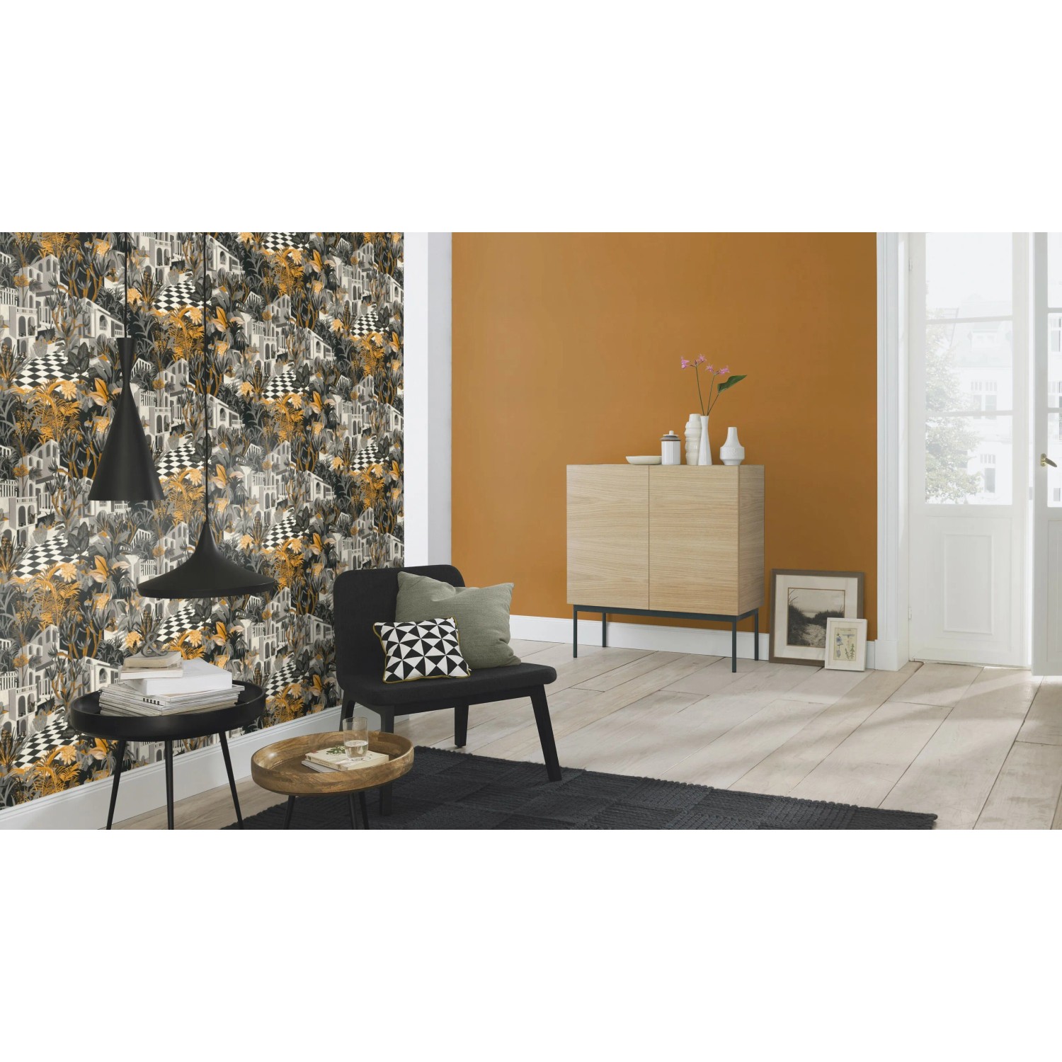 Wohnraum mit Rasch Vliestapete Tropical House 688054 Uni Cognac an der Wand.