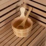 Sauna Zubehör: Holzkübel und Schöpfkelle aus Tannenholz in SKYLINE BIG Sauna.