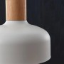 Weiße Lindby Pendelleuchte Carlise im skandinavischen Design mit Holzelement.
