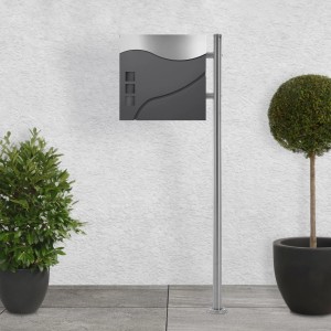 Moderner Standbriefkasten in Anthrazit/Silber mit Zeitungsfach und silbernem Pfosten.