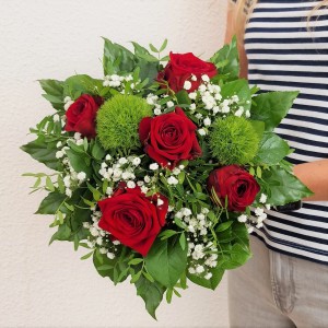 Blumenstrauß Für immer mein mit roten Rosen, Schleierkraut und Grün. Romantisches Geschenk.