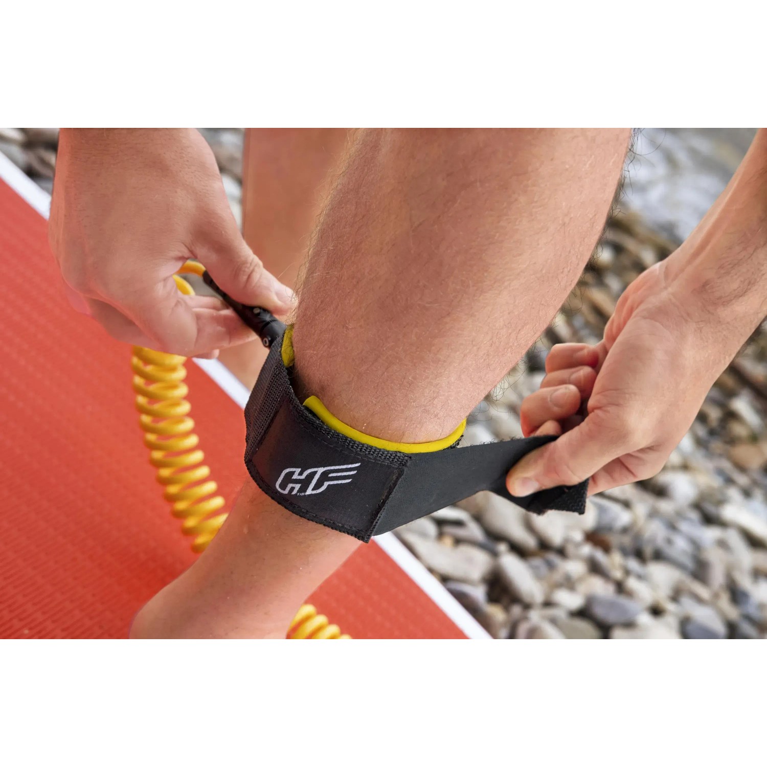 Bestway SUP Leash: Gelbe Sicherheitsleine am Bein befestigt für Stand Up Paddling.