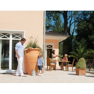 Garantia Regenwasser-Amphore Antik 600 l Terrakotta mit Pflanzschale im Garten.
