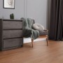 ML-Design Vinylboden Roteiche Braun, selbstklebend, im Wohnraum mit Kommode und Sessel.