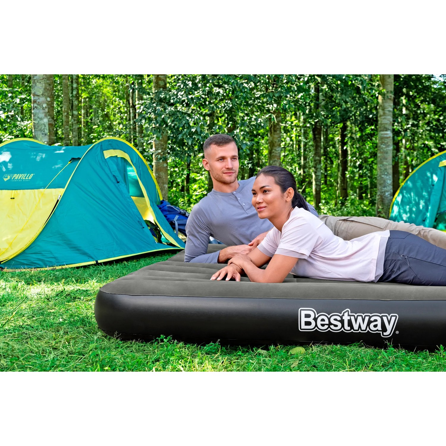Bestway Luftbett für 1 Person (185x76x25cm) mit 2 Personen im Outdoor-Einsatz vor Zelt.
