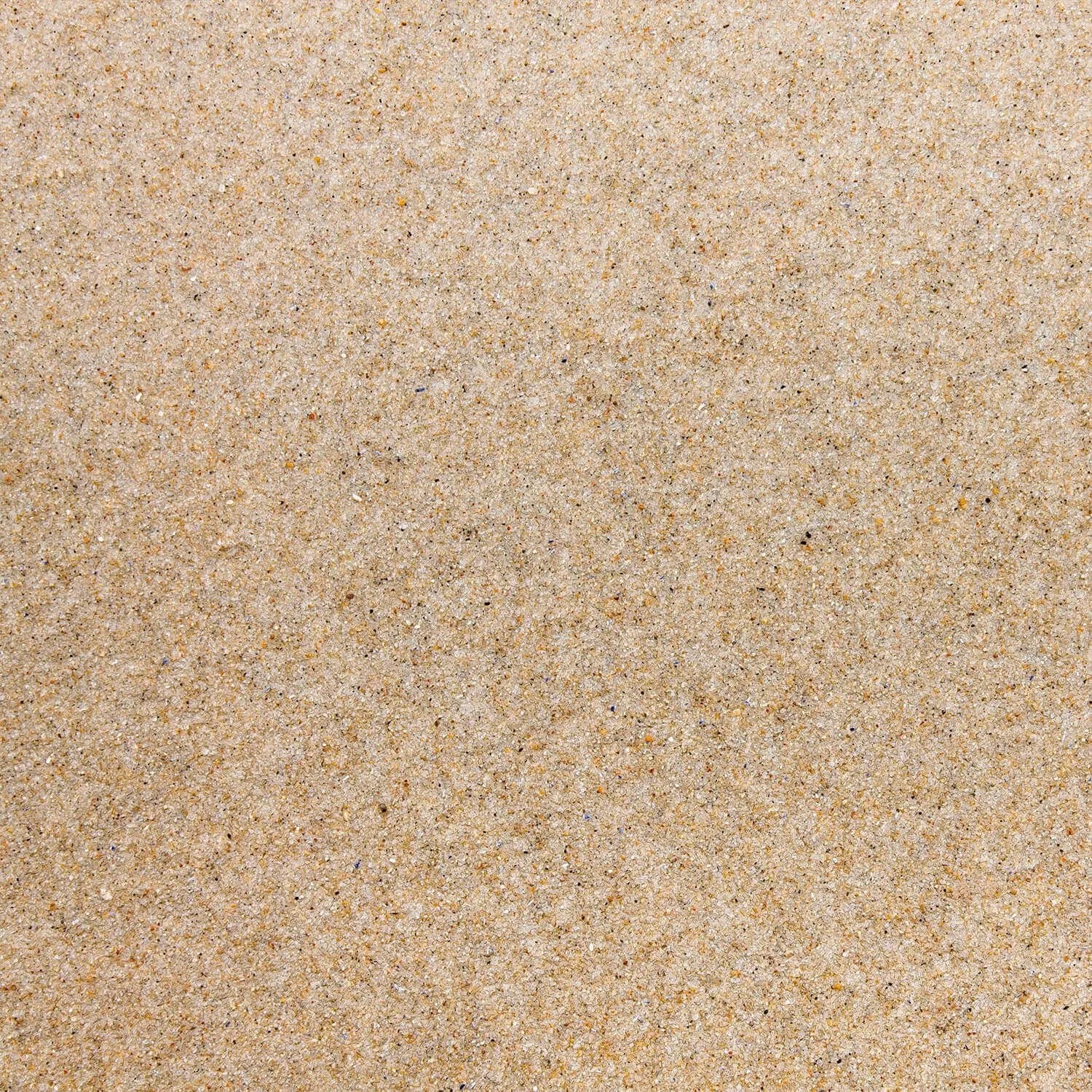 Heller Quarzsand mit 0,7-1,2 mm Körnung, sauber und gleichmäßig. Ideal für Garten, Streusand und Füllmaterial.