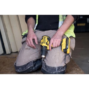 Stanley FatMax Akku-Schlagbohrschrauber in Gelb/Schwarz mit Akku und Handwerker.