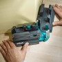 wolfcraft Schmiege und Gehrungsschneidlade in Anwendung zum Messen eines Winkels.