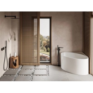 Weiße ovale Eckbadewanne Marta 100 cm in modernem Bad mit schwarzer Armatur, Fenster und Gartenblick.